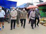 bupati-luwu-timur-budiman-saat-melakukan-sidak-di-pasar-malili-desa-baruga.jpg