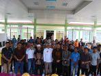 bupati-luwu-timur-thorig-husler-foto-bersama-petani-di-kantor.jpg