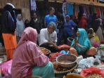 bupati-luwu-timur-thorig-husler-meninjau-aktivitas-jual-beli-di-pasar-tradisional-malili_20180611_100705.jpg