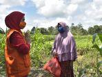 bupati-luwu-utara-indah-putri-indriani-menyerahkan-bantuan-sembako-kepada-korban-banjir.jpg
