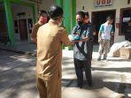 bupati-mamasa-h-ramlan-badawi-menyerahkan-bantuan-alat-pelindung-diri.jpg