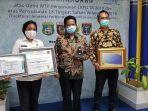 bupati-mamasa-h-ramlan-badawi-saat-menerima-penghargaan-dari-bpk-ri.jpg