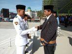 bupati-mamasa-menyerahkan-penghargaan-terhadap-pelajar-yang-dianggap-berprestasi.jpg