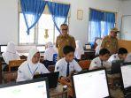 bupati-mamuju-h-habsi-wahid-dampingi-sekda-h-suaib-pantau-pelaksanaan-unbk-di-smp-negeri-2-mamuju.jpg