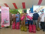 bupati-maros-andi-syafril-chaidir-syam-berkesempatan-memberikan-tabung-lpg-bright-ga.jpg