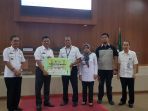 bupati-maros-hatta-rahman-menerima-paket-sembako_20180607_160758.jpg