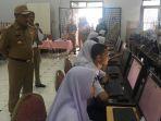 bupati-maros-hatta-rahman-pantau-proses-unbk-di-smpn-2-unggulan.jpg