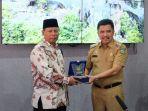 bupati-maros-hm-hatta-rahman-menyerahkan-cinderamata.jpg