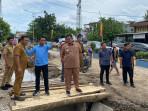 bupati-sidrap-tinjau-pengerukan-drainase.jpg