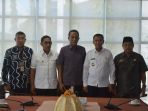 bupati-takalar-syamsari-kitta-kedua-kanan-serahkan-laporan-keuangan_20180406_162302.jpg