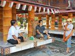 bupati-tana-toraja-baju-putih-saat-mengunjungi-gereja-katolik-di-makale-senin-2932021.jpg