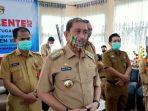 bupati-wajo-amran-mahmud-saat-menggelar-jumpa-pers-senin-862020.jpg