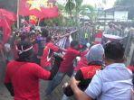 buruh-dari-berbagai-perusahaan-berunjukrasa-di-depan-kantor-PT-Kawasan-Industri-Makassar.jpg