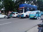 bus-berhenti-di-tengah-jalan-depan-polda-sulsel1.jpg