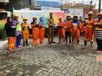 camat-ujung-pandang-zulkifli-nanda-membagi-bagikan-masker-ke-petugas-kebersihan.jpg