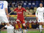 carles-perez-tengah-beraksi-membela-as-roma-582020.jpg