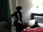celana-dalam-bra-wanita-selingkuhan-ditemukan-istri-saat-digerebek-di-hotel.jpg