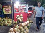 cerita-h-tombo-jualan-es-kelapa-di-depan-fort-rotterdam-makassar-sejak-tahun-1996.jpg