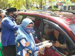 chaidir-syam-dan-suhartina-bohari-saat-membagikan-masker-ke-warga-kamis-1092020.jpg