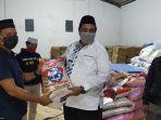 chaidir-syam-saat-membagikan-paket-beras-di-kecamatan-bantimurung-sabtu-2542020.jpg