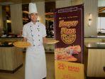chef-harper-makassar-menunjukkan-pizza-yang-akan-dinikmati-tamu-sepanjang-juli-2019.jpg