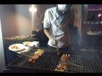 chef-sedang-menyiapkan-barbeqyu-untuk-para-pengunjung-di-fox-lite-hotel-royal-bay-makassar.jpg
