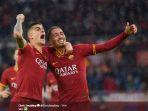 chris-smalling-berselebrasi-dengan-gianluca-mancini-saat-as-roma.jpg