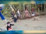 dalam-video-berdurasi-3-menit-50-detik-tampak-belasan-orang-bersusah-payah-naik-ke-kapal.jpg