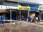 damkar-sidrap-bersihkan-area-barat-pasar-pangkajene.jpg
