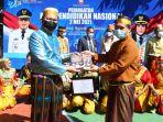 danny-pomanto-saat-memberikan-penghargaan-bagi-guru-berprestasi.jpg