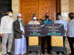 danny-pomanto-saat-menyerahkan-donasi-kepada-al-quds-volunteer-indonesia-avi.jpg