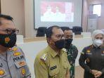 danny-pomanto-tengah-saat-ditemui-di-ruang-sipakatau-senin-352021.jpg