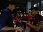 darije-kalezic-di-salah-satu-cafe-di-surabaya.jpg