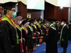 dekan-dari-setiap-fakultas-di-unhas-menyerahkan-ijazah-kepada-lulusan-terbaik.jpg