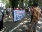 demo-di-depan-kantor-bupati-bantaeng.jpg