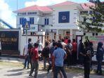 demonstrasi-di-depan-kantor-kejari-sinjai-jl-jenderal-sudirman-kecamatan-sinjai-utara.jpg