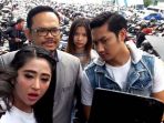 dewi-perssik-bersama-suami-angga-wijaya_20171211_165114.jpg