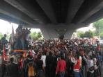 di-bawah-jembatan-layang-fly-over_20160502_144436.jpg