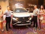 director-pt-toyota-astra-motor-tam-keijiro-inada-abersama-ceo-kalla-toyota-hariyadi-kaimuddin-12.jpg