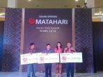 direktur-pt-matahari-department-store-tbk-miranti-hadisusilo-menyerahkan-bantuan-csr_20180509_153103.jpg