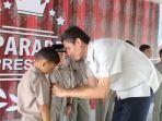 direktur-sekolah-islam-athirah-syamsir-menyematkan-pin-penghargaan-k.jpg