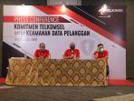 direktur-utama-telkomsel-setyanto-hantoro-tengah.jpg