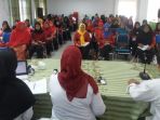 disdalduk-kb-enrekang-gelar-pembinaan-kader-peran-pembantu-pembina-keluarga-berencana-desa_20180426_112523.jpg