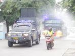 dit-sabhara-polda-sulsel-dan-polrestabes-makassar-melakukan-penyemprotan-disinfektan.jpg