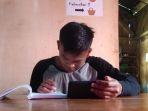 dodi-mahasiswa-asal-kabupaten-mamasa-saat-melakukan-kuliah-online.jpg