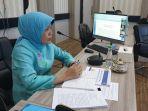 drg-hasna-syam-saat-mengikuti-rapat-virtual.jpg