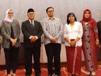 dua-anggota-kpu-tana-toraja-berfoto-bersama_20181017_104246.jpg