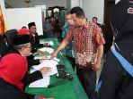 dua-dari-kanan-anggota-panwaslu-kecamatan-toili-kabupaten-banggai-kusman.jpg