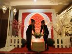 dua-karyawan-hotel-membenahi-interior.jpg