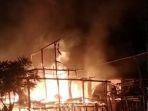 dua-rumah-panggung-di-desa-arpal-jeneponto-sulawesi-selatan-hangus-terbakar.jpg